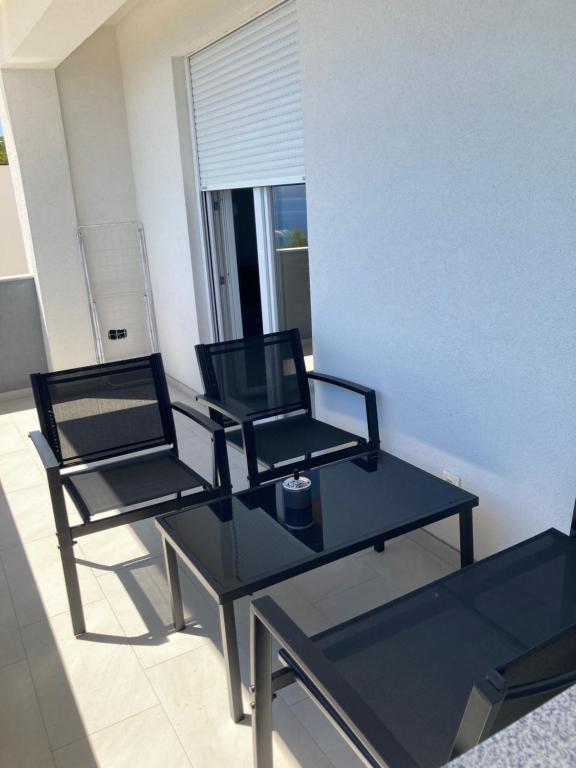 Apartment 8 loading=