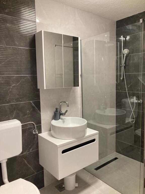 Apartment 8 loading=