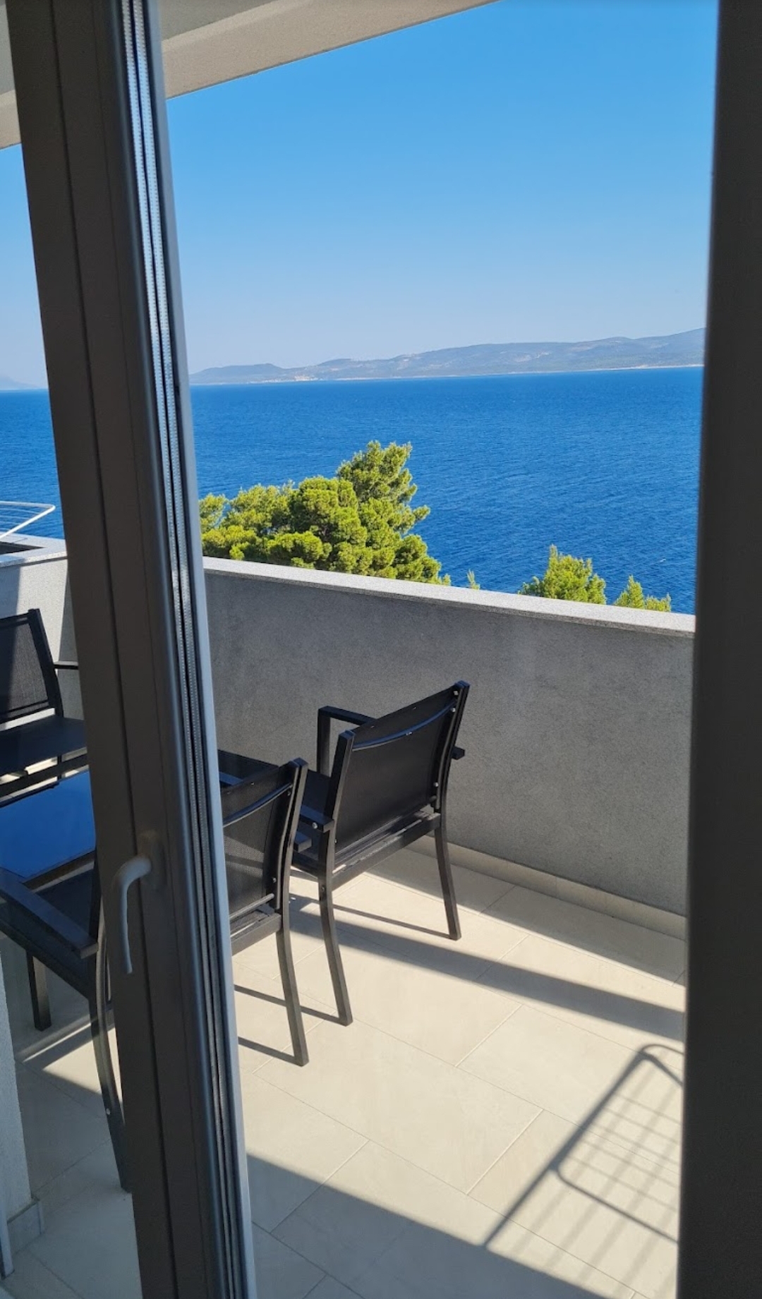 Apartment 8 loading=