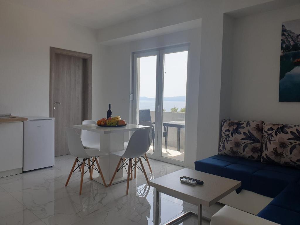 Apartment 4 loading=