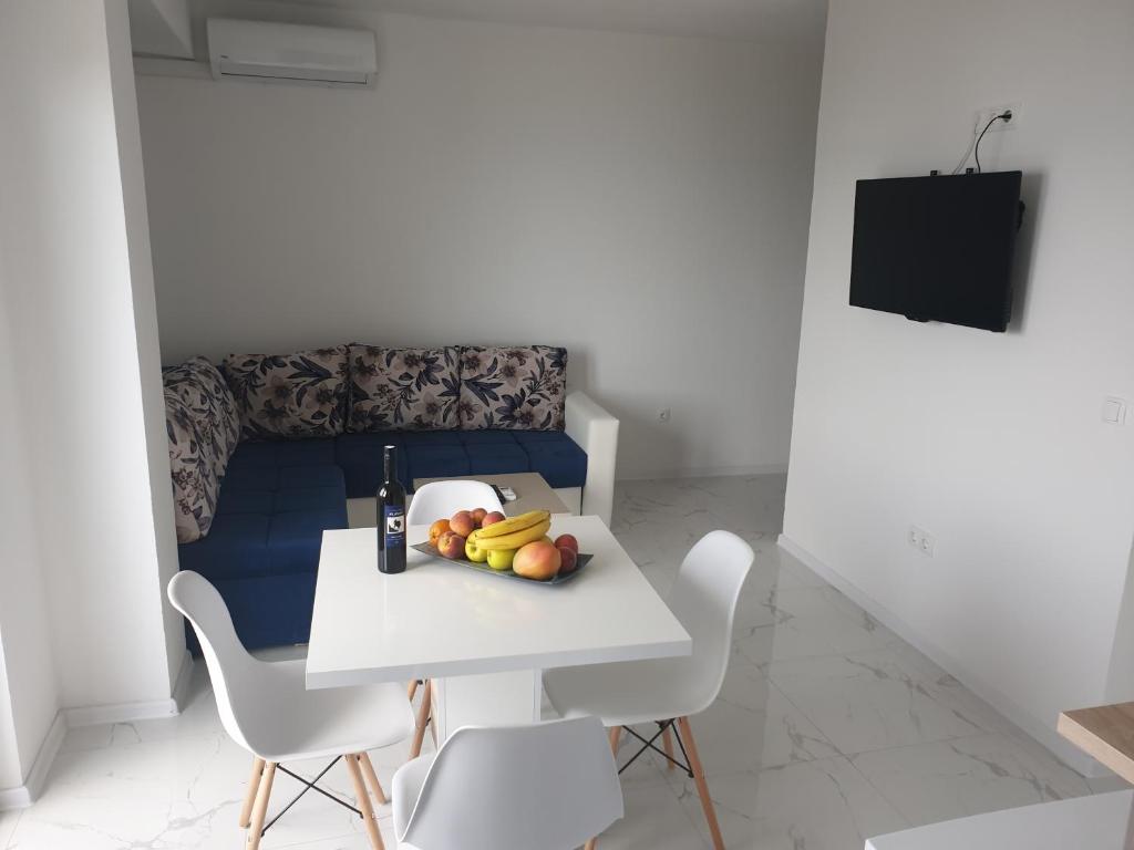 Apartment 4 loading=