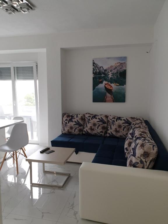 Apartment 4 loading=