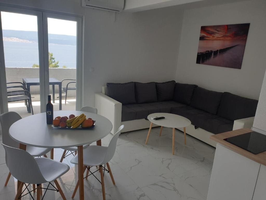 Apartment 5 loading=