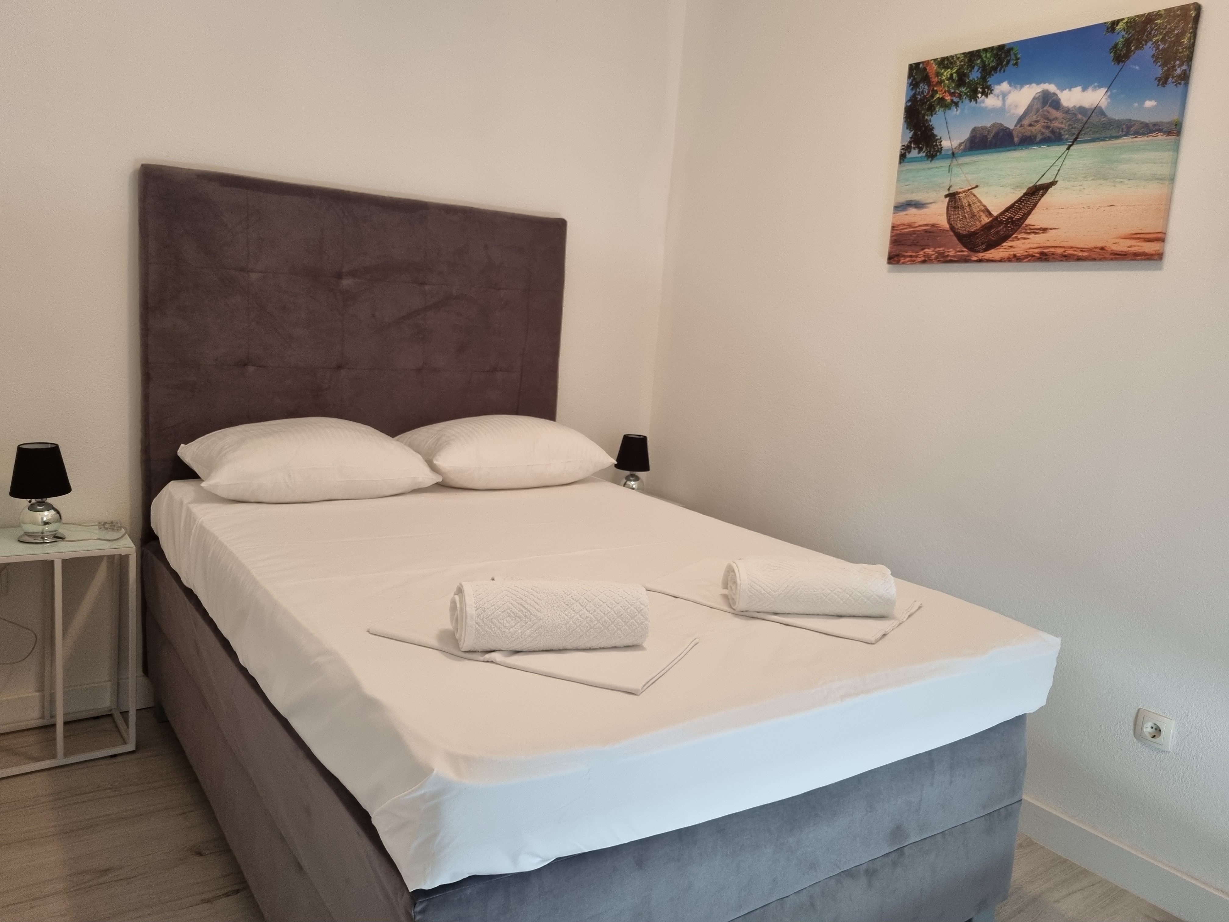 Apartment 6 loading=