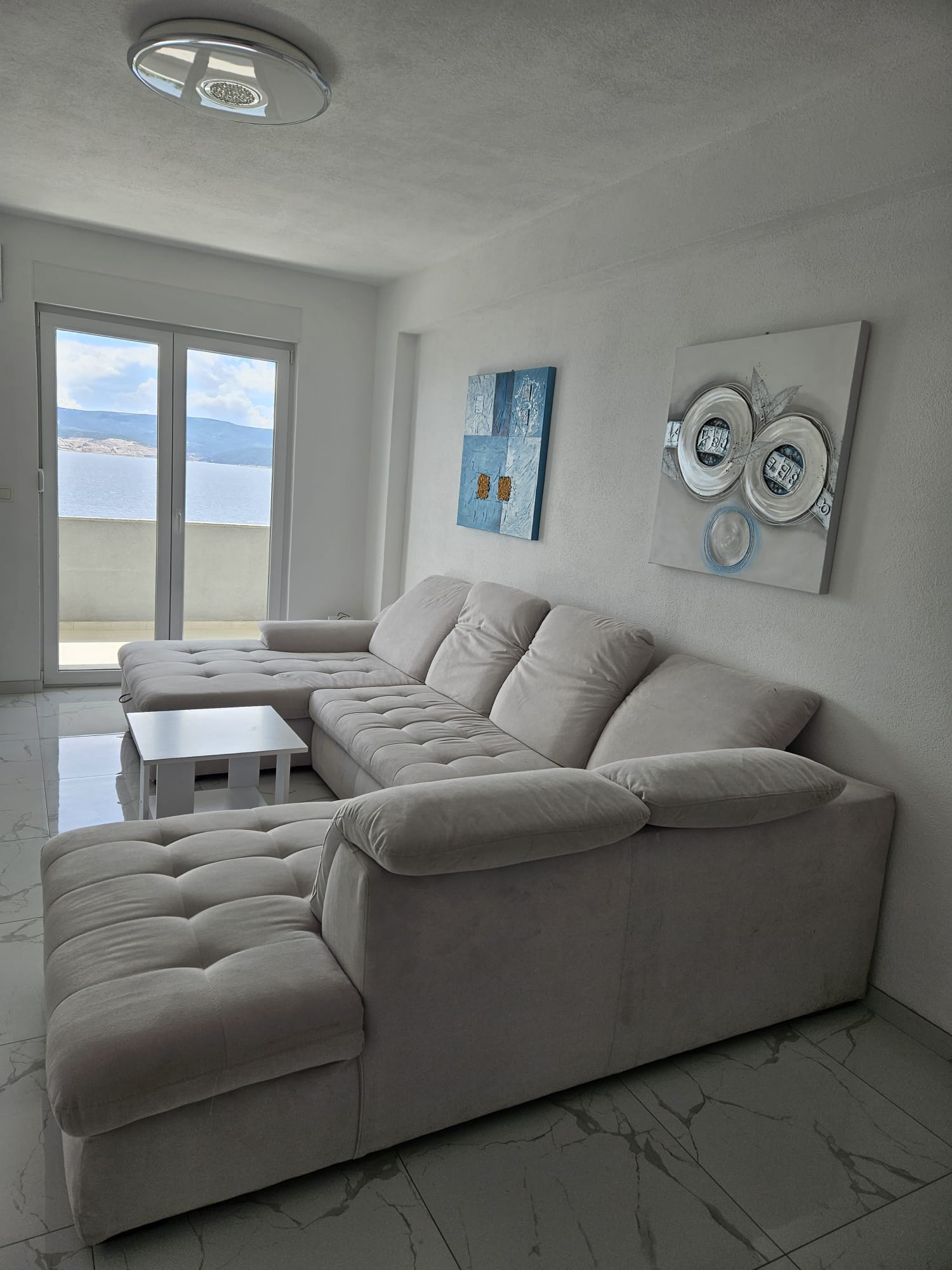 Apartment 6 loading=