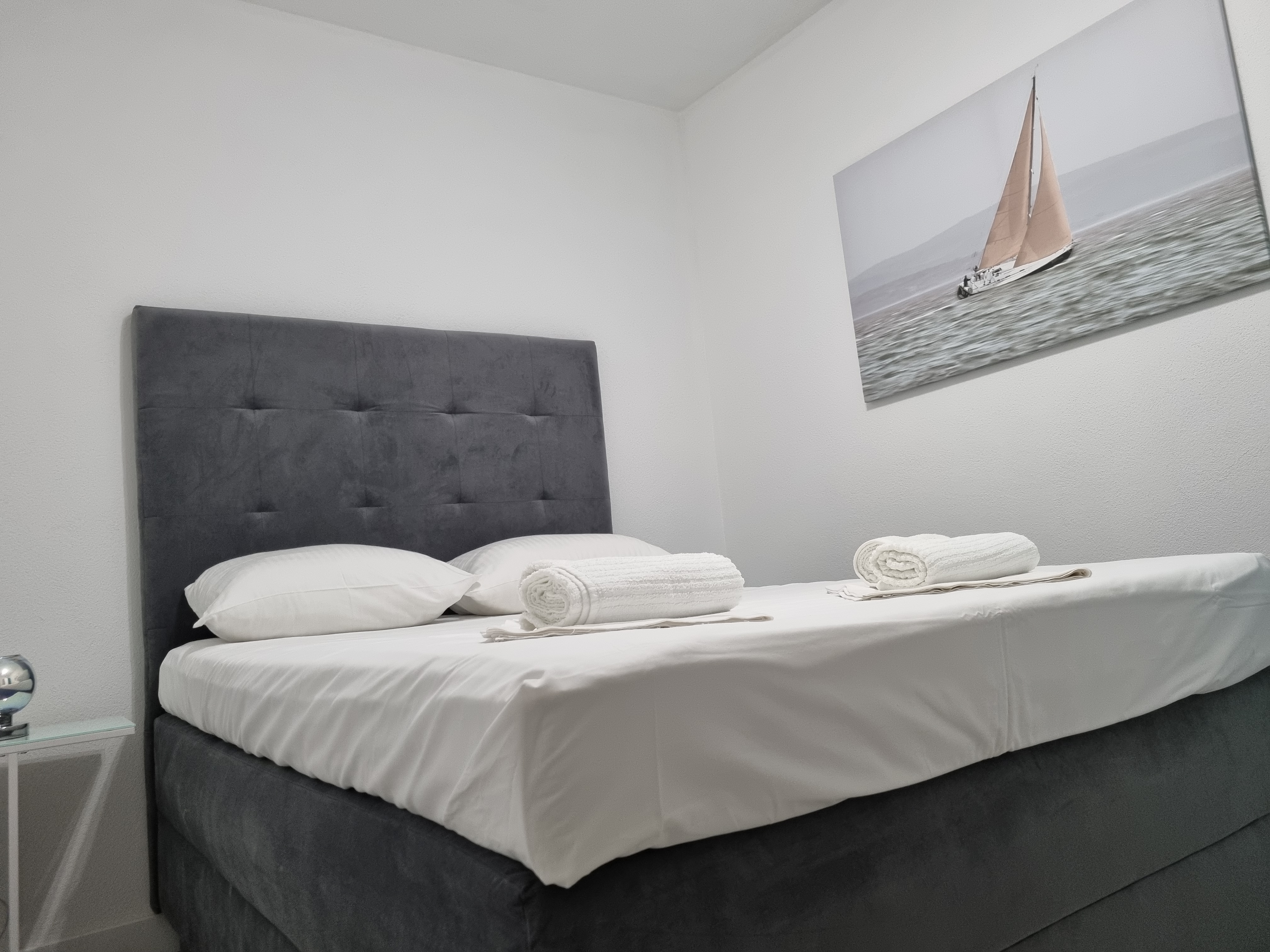 Apartment 7 loading=