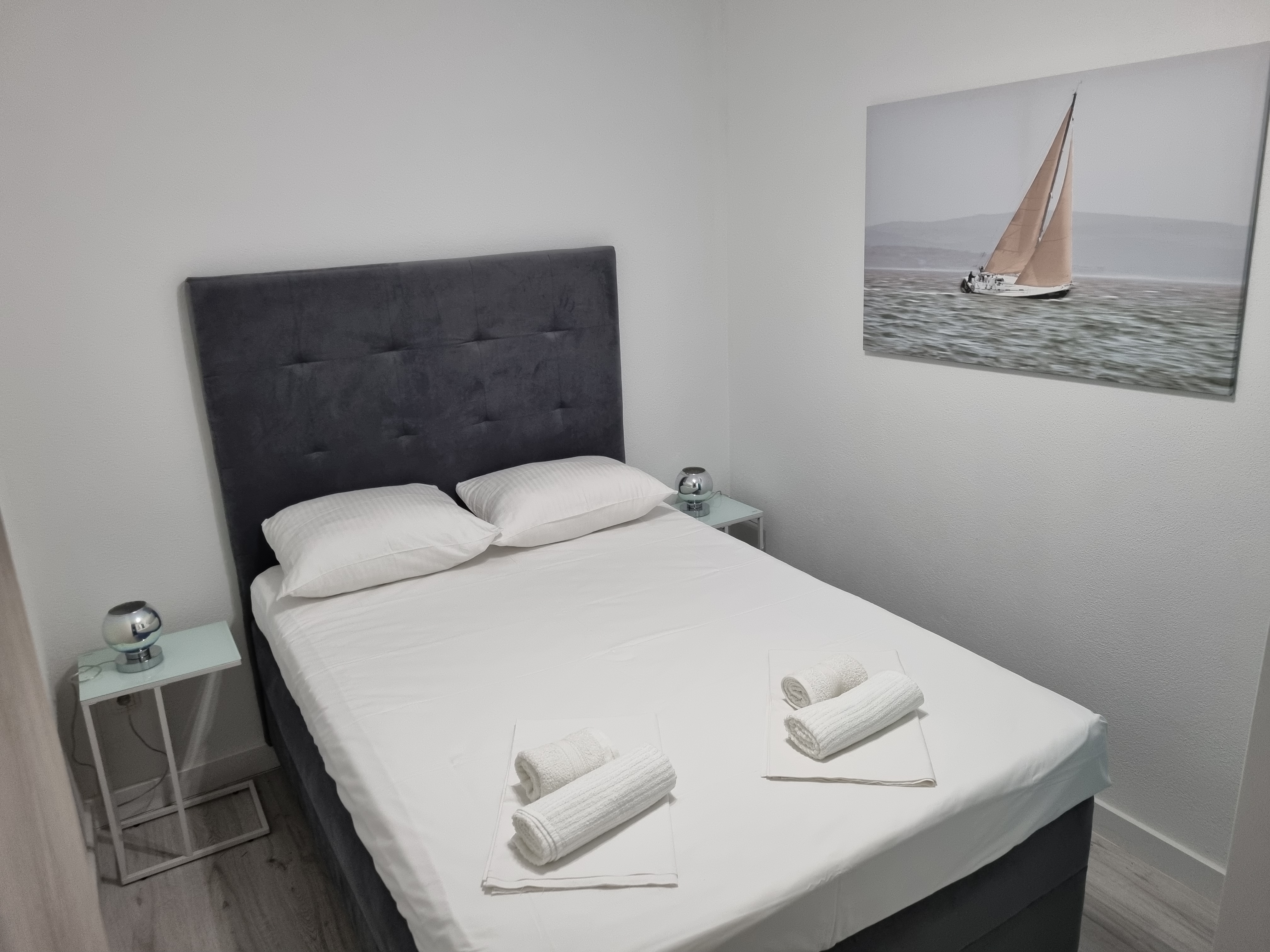 Apartment 7 loading=