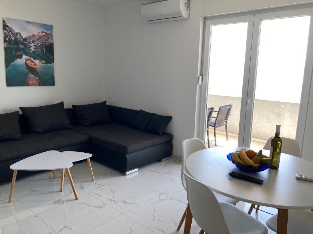 Apartment 7 loading=