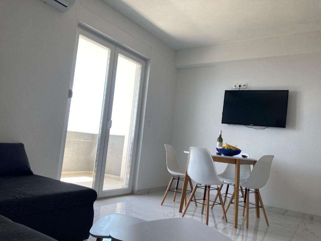 Apartment 7 loading=