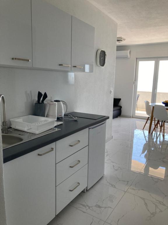 Apartment 7 loading=