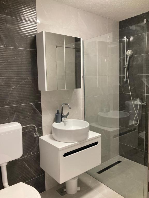 Apartment 9 loading=