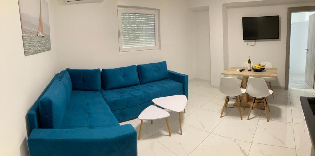 Apartment 9 loading=