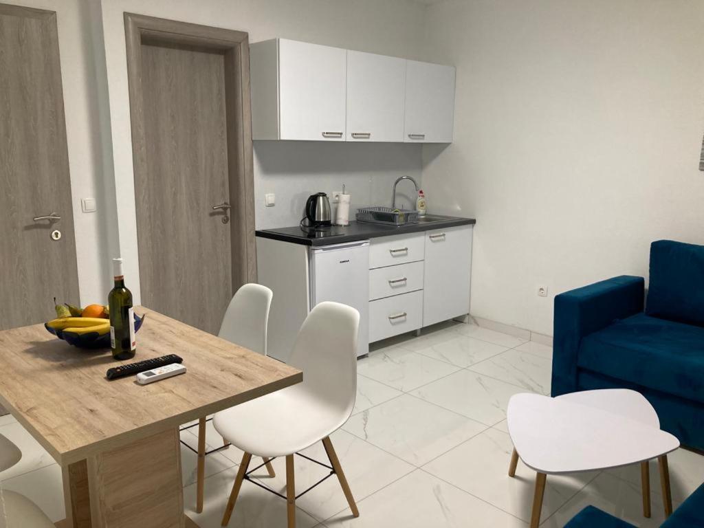 Apartment 9 loading=