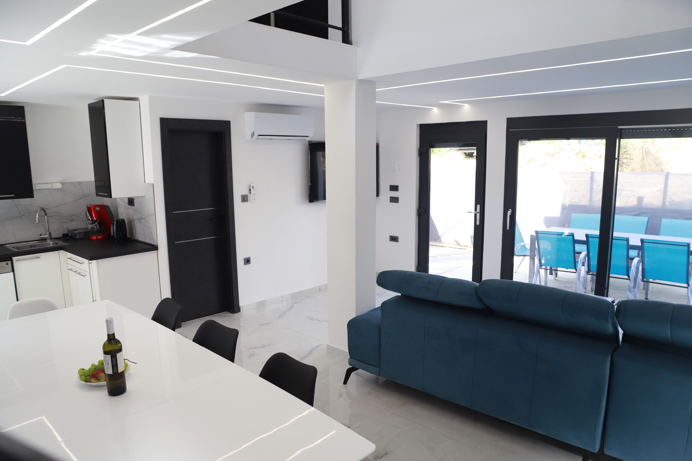 Villa Paradise loading=